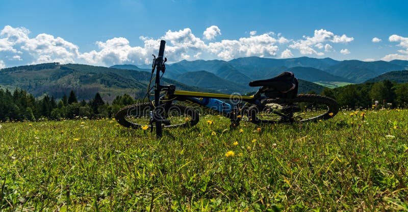 Oddych pri bicyklovaní nad obcou Lutiše s krásnym výhľadom na Malú Fatru na Slovensku