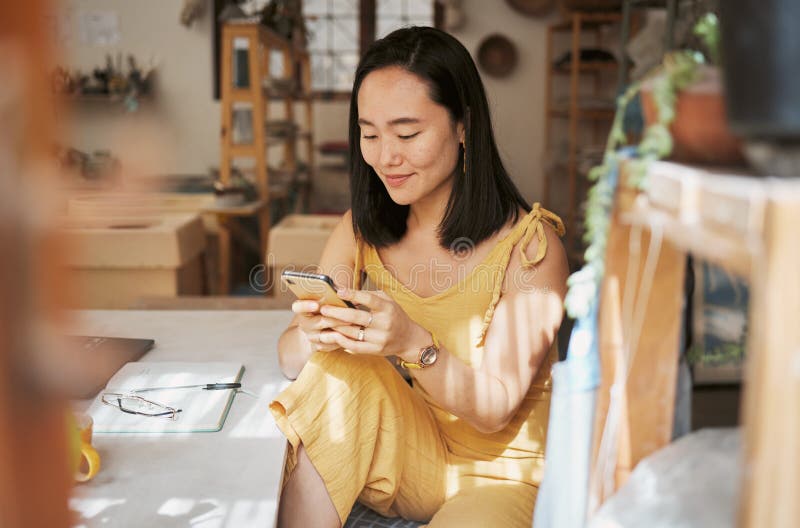 Jovem mulher sorrindo e rindo enquanto envia mensagens de texto em um  telefone em casa mulher alegre conversando com seus amigos com aplicativos  rolando mídias sociais e assistindo memes engraçados da internet enquanto  relaxa em um sofá