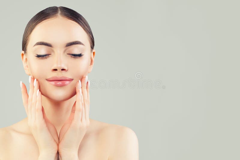 Relaxation et station thermale Belle jeune femme modèle en bonne santé avec le portrait clair de peau image stock Relaxation et station thermale Belle jeune femme modèle en bonne santé avec le portrait clair de peau image stock