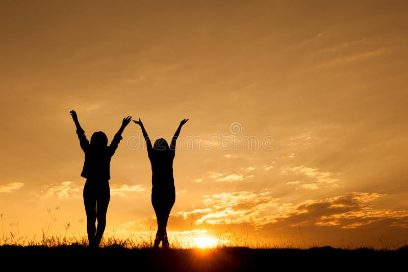 Relaxe As Mulheres Que Estão E a Silhueta Do Por Do Sol Imagem de Stock -  Imagem de vida, feliz: 68300731