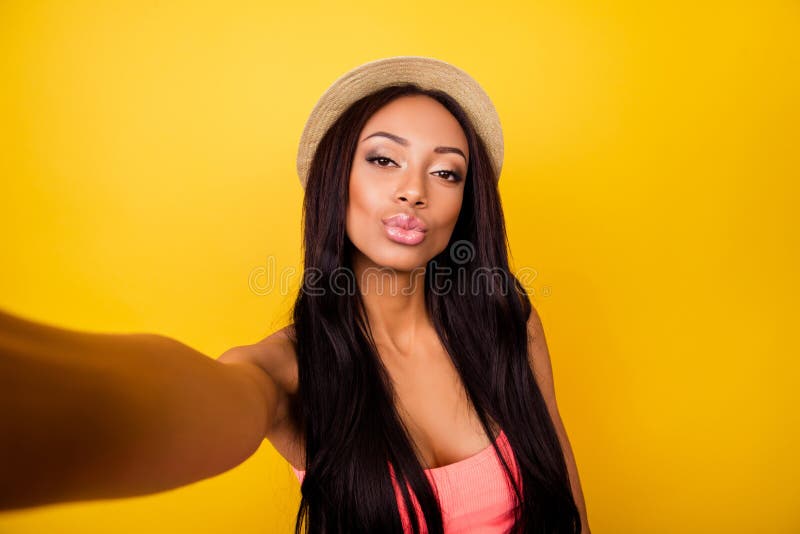 Relaxe, descanse, refrigere o modo! Viajante sonhador despreocupado lindo em t imagem de stock Relaxe, descanse, refrigere o modo! Viajante sonhador despreocupado lindo em t imagem de stock