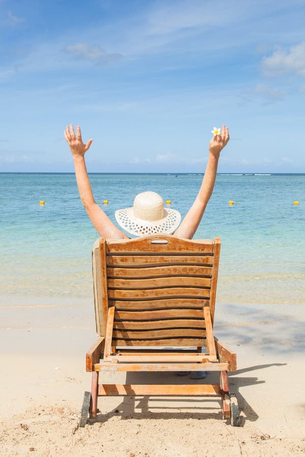 Relaxe em uma cadeira da lona imagem de stock