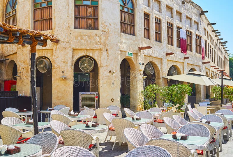 Relaxe nos restaurantes de Souq Waqif, Doha, Catar fotos de stock Relaxe nos restaurantes de Souq Waqif, Doha, Catar fotos de stock