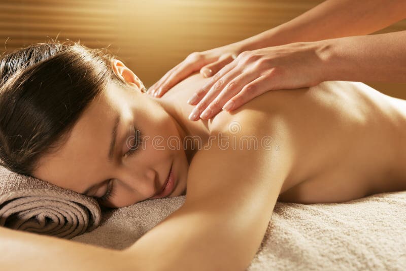 Krásná žena přijímání relaxační masáž zad v lázních.
