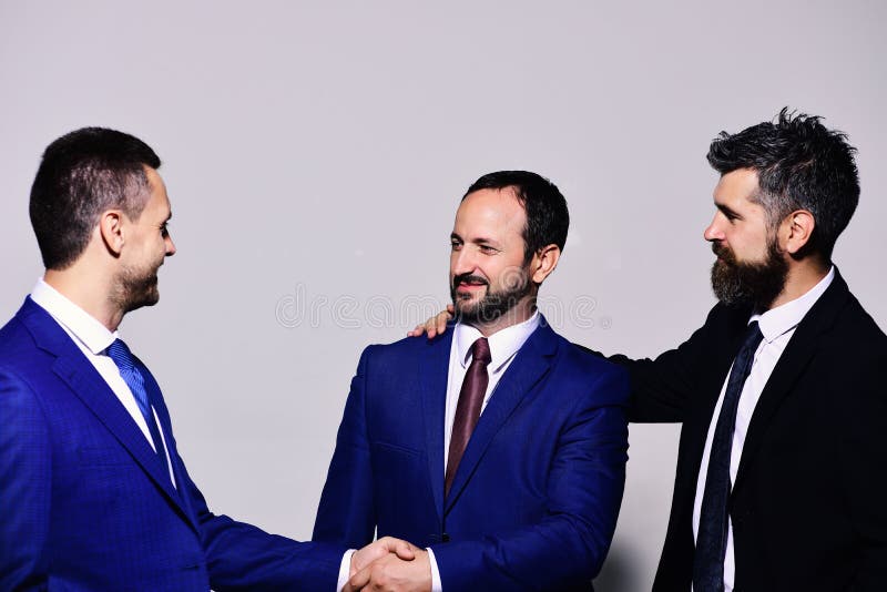 Relazione di affari e concetto di sostegno I partner stringono le mani per la cooperazione immagine stock libera da diritti Relazione di affari e concetto di sostegno I partner stringono le mani per la cooperazione immagine stock libera da diritti