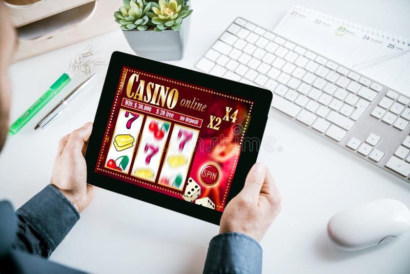 Relação de jogo do casino em linha em uma tabuleta foto de stock Relação de jogo do casino em linha em uma tabuleta foto de stock