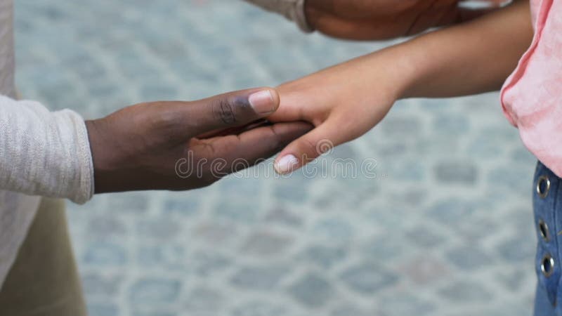 relações da Misturado-raça, homem afro-americano que afaga as mãos da mulher caucasiano