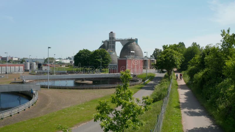 Relever les images de la zone industrielle. vue aérienne des cuves à cales rondes dans l'usine de traitement des eaux usées. luebe