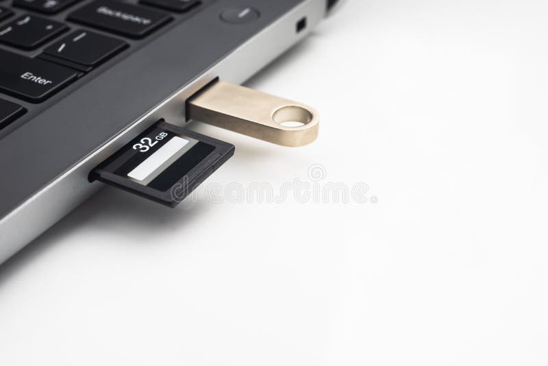 Reliez une commande instantanée d'USB et la carte d'écart-type dans l'ordinateur portable d'ordinateur pas photographie stock libre de droits Reliez une commande instantanée d'USB et la carte d'écart-type dans l'ordinateur portable d'ordinateur pas photographie stock libre de droits