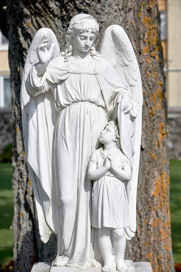 Religieus monument van de guardian angel. monument voor de engel gemaakt van witte steen
