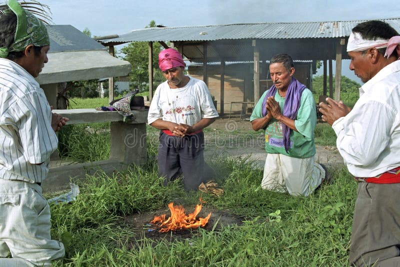 Religijny rytuał Gwatemalscy Ixil indianina księża obrazy stock Religijny rytuał Gwatemalscy Ixil indianina księża obrazy stock
