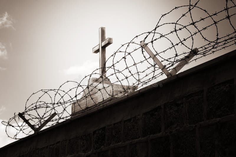 Religion und Krieg - Kreuz hinter Stacheldraht