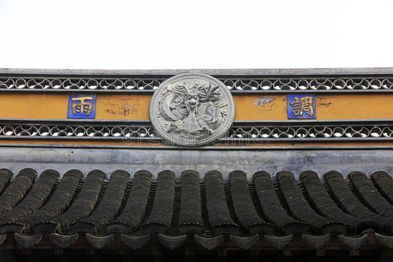 Religionsbundna symboler på Chenxiang Pavilion Shanghai China arkivbilder
