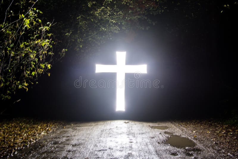 Religión cruzada que brilla intensamente en el Freezelight oscuro foto de archivo libre de regalías Religión cruzada que brilla intensamente en el Freezelight oscuro foto de archivo libre de regalías