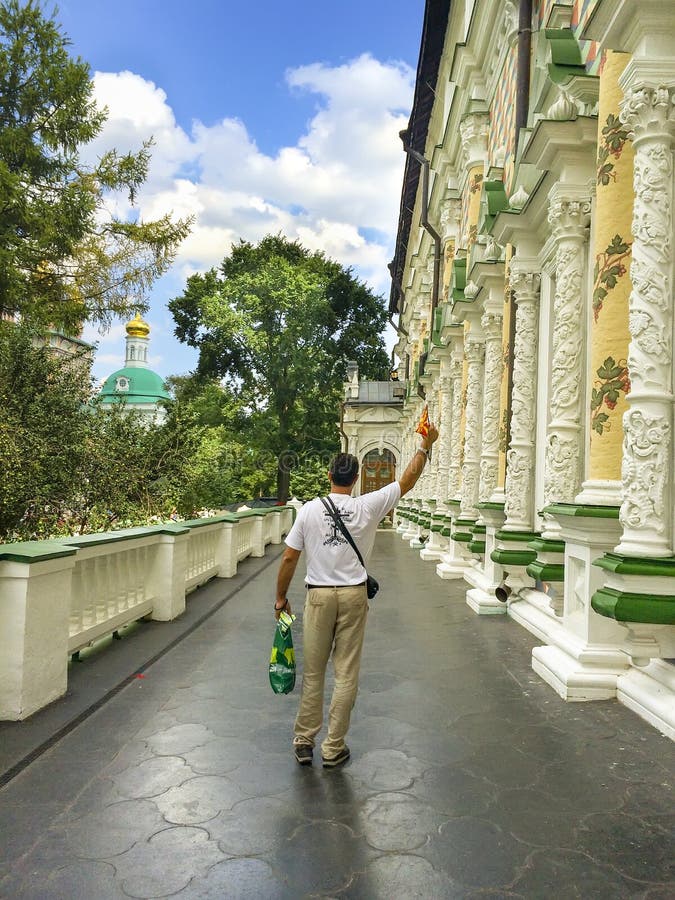 Religiös man på matsalkyrkaterrassen med handen som springas upp i helig Treenighet - St Sergius Lavra fotografering för bildbyråer Religiös man på matsalkyrkaterrassen med handen som springas upp i helig Treenighet - St Sergius Lavra fotografering för bildbyråer