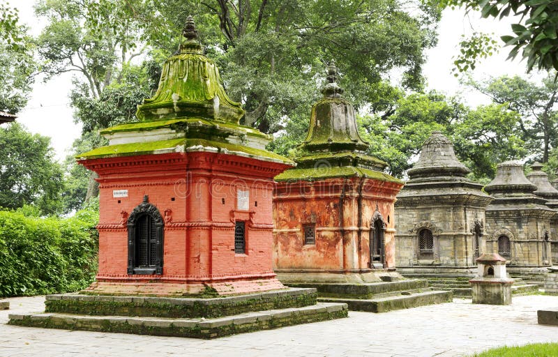 Relikskrin near den huvudsakliga Pashupatinath templet, Nepal arkivbilder Relikskrin near den huvudsakliga Pashupatinath templet, Nepal arkivbilder