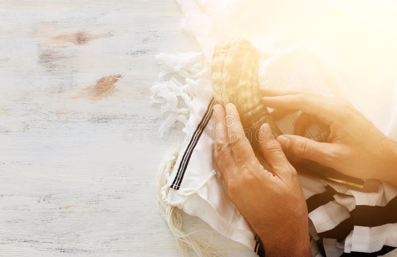 Relikwiarz z Shofar Horn na białym modlitewie Koncepcja Rosh hashanah żydowskiego Nowego Roku, Shabbat i Yom kippur zdjęcia stock Relikwiarz z Shofar Horn na białym modlitewie Koncepcja Rosh hashanah żydowskiego Nowego Roku, Shabbat i Yom kippur zdjęcia stock