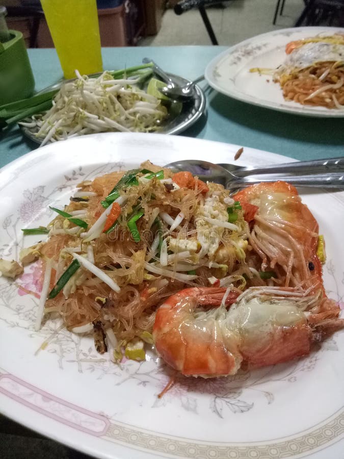 Rellene la comida tailandesa Fried Rice Sticks del nombre del césped de Goong con el camarón añaden los brotes de haba y revuelve fotos de archivo libres de regalías Rellene la comida tailandesa Fried Rice Sticks del nombre del césped de Goong con el camarón añaden los brotes de haba y revuelve fotos de archivo libres de regalías