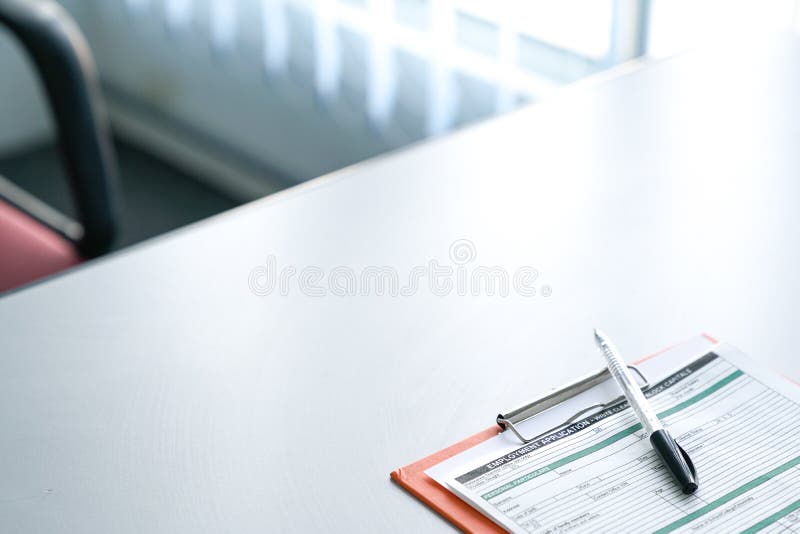 Relleno del formulario de inscripci? n del empleo. Concepto de trabajo que busca, llenando encima de la informaci? n en un formulario de inscripci?
