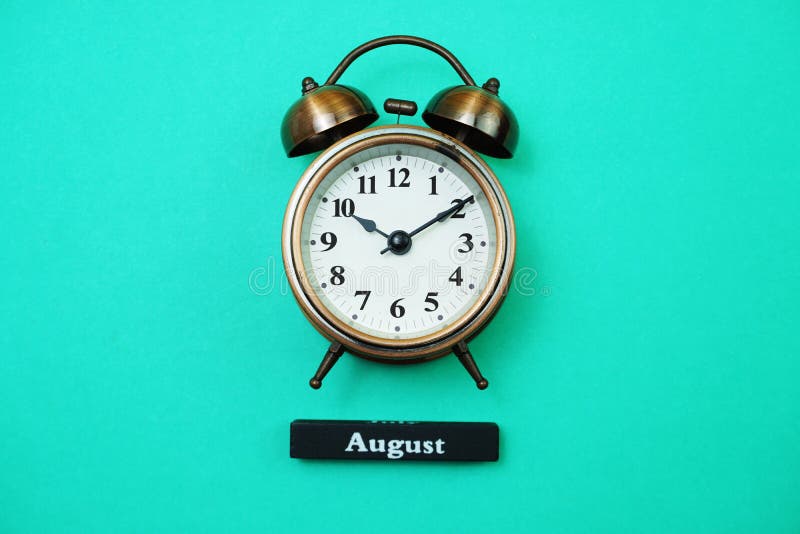 Reloj de alarma y calendario de septiembre con copia espacial en fondo de menta verde imagen de archivo Reloj de alarma y calendario de septiembre con copia espacial en fondo de menta verde imagen de archivo