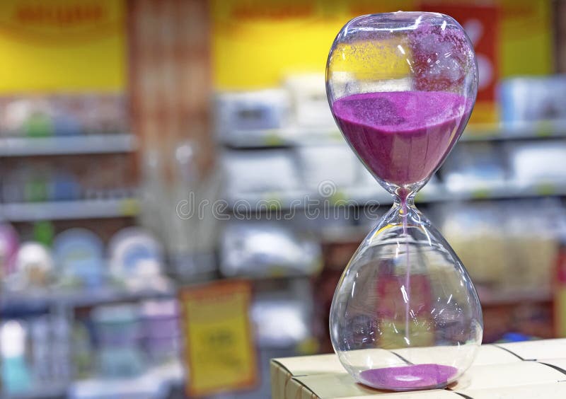 Reloj de arena con la arena púrpura para medir tiempo Reloj de arena del vintage imagen de archivo Reloj de arena con la arena púrpura para medir tiempo Reloj de arena del vintage imagen de archivo