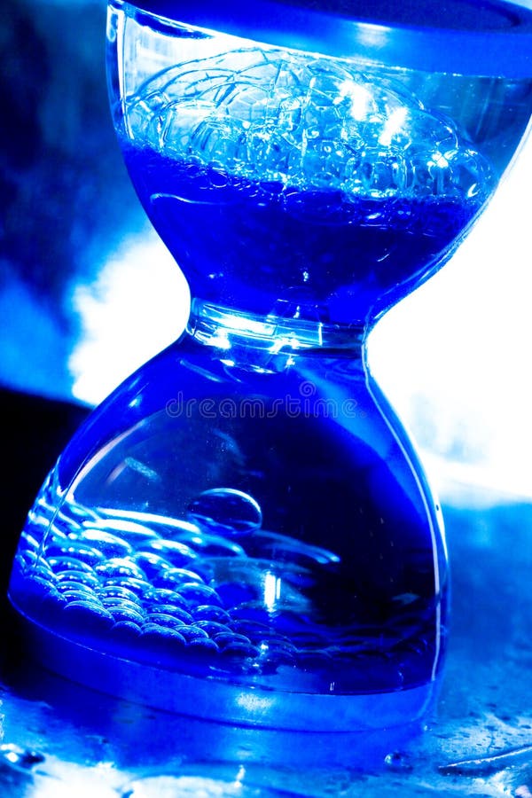 Sucio patata Inconveniencia Reloj De Arena En Color Azul Imagen de archivo - Imagen de inmediato,  artefacto: 3260943