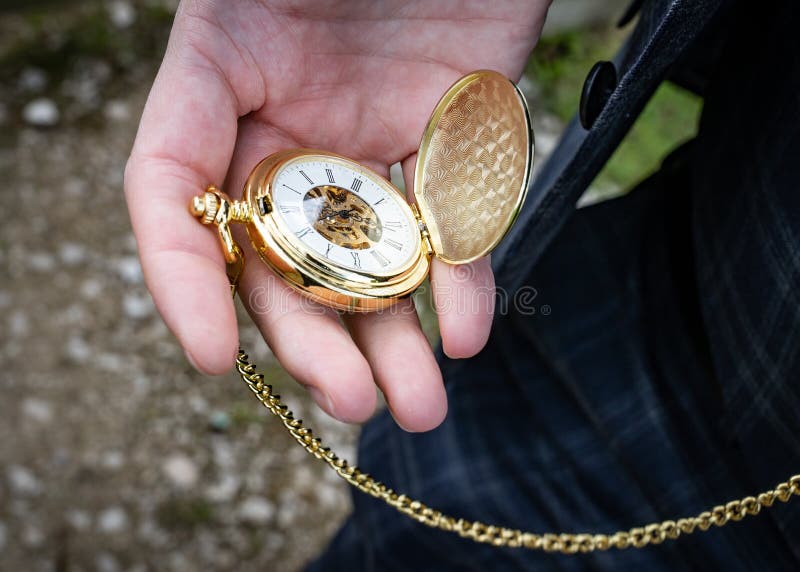 Reloj Bolsillo Oro Con Cadena Abierta En La Mano Para Comprobar El Tiempo Al Aire Libre Llevado Por El Hombre Que Lleva Traj Imagen de archivo - Imagen de viejo,