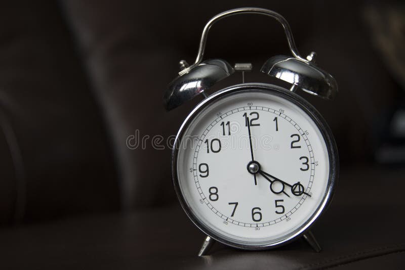 Reloj de la escuela vieja en el 4:20 fotos de archivo Reloj de la escuela vieja en el 4:20 fotos de archivo