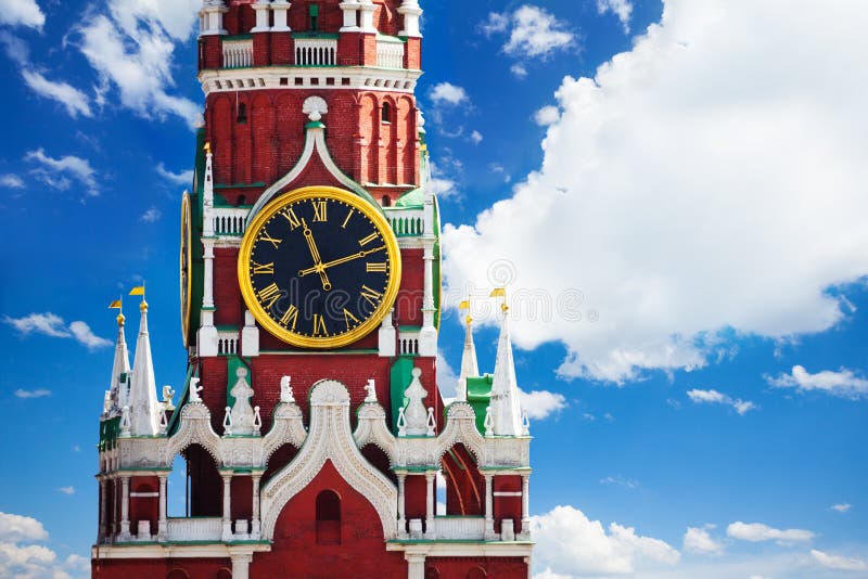 Reloj de la torre del Kremlin Spasskaya sobre el cielo con las nubes foto de archivo libre de regalías Reloj de la torre del Kremlin Spasskaya sobre el cielo con las nubes foto de archivo libre de regalías