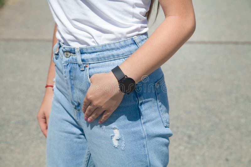 Paciencia Afirmar Haciendo Reloj De Mano En La Mano De Las Mujeres De Moda. Color Negro Imagen de  archivo - Imagen de modelo, joven: 225201535