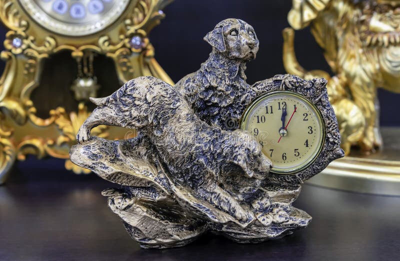 Reloj de tabla de bronce con los perros en una tabla de madera imágenes de archivo libres de regalías Reloj de tabla de bronce con los perros en una tabla de madera imágenes de archivo libres de regalías