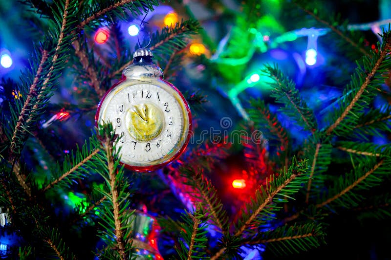 Reloj, decoración vieja del juguete para el árbol de navidad fotos de archivo libres de regalías Reloj, decoración vieja del juguete para el árbol de navidad fotos de archivo libres de regalías