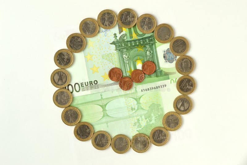 Reloj hecho fuera de monedas y de billetes de banco euro - el tiempo es oro foto de archivo libre de regalías Reloj hecho fuera de monedas y de billetes de banco euro - el tiempo es oro foto de archivo libre de regalías