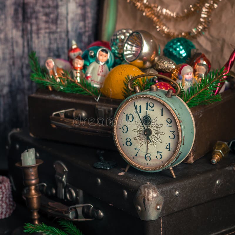 Reloj retro, maletas, decoraciones del árbol de navidad foto de archivo Reloj retro, maletas, decoraciones del árbol de navidad foto de archivo