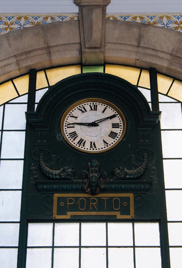 Reloj viejo en el ferrocarril central en Oporto, Portugal Pasillo de la estación de tren famosa de Bento del sao Interior de la e fotos de archivo libres de regalías Reloj viejo en el ferrocarril central en Oporto, Portugal Pasillo de la estación de tren famosa de Bento del sao Interior de la e fotos de archivo libres de regalías