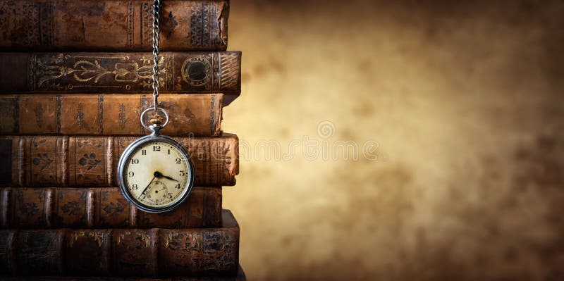 Reloj Vintage De Una Cadena En El Fondo De Libros Viejos Viejo Reloj Como Símbolo Del Tiempo De Paso Concepto Sobre El T Imagen de archivo - Imagen de entrega, minuto: