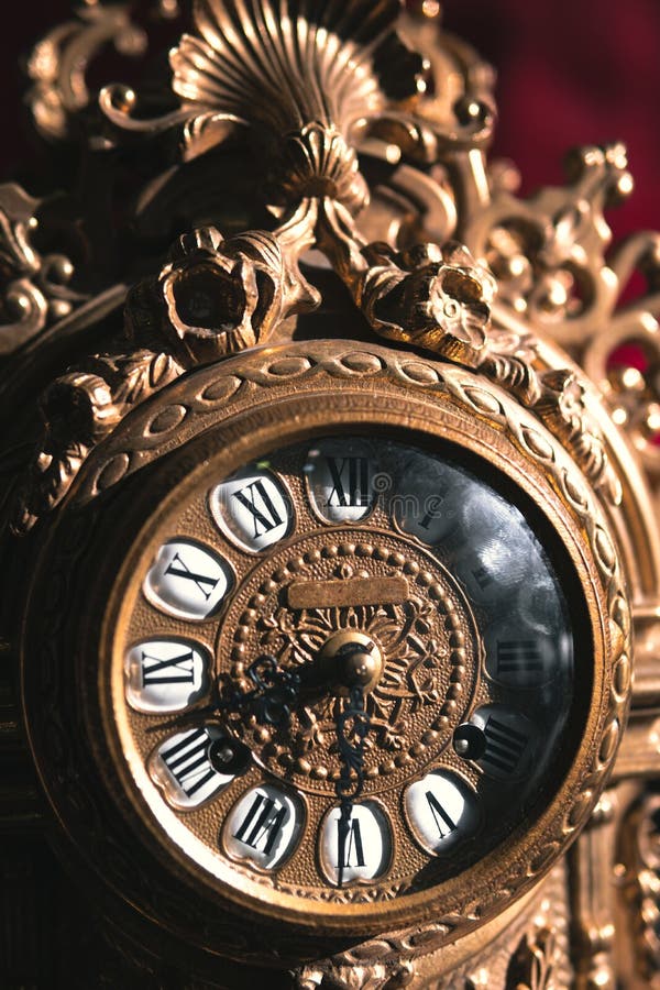 Reloj vintage de mesa grande. cara, dial con números y manos de reloj, foto vertical imagen de archivo libre de regalías Reloj vintage de mesa grande. cara, dial con números y manos de reloj, foto vertical imagen de archivo libre de regalías