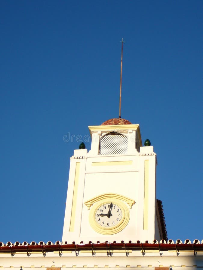 Reloj y campanario del ayuntamiento de Alora fotografía de archivo libre de regalías Reloj y campanario del ayuntamiento de Alora fotografía de archivo libre de regalías