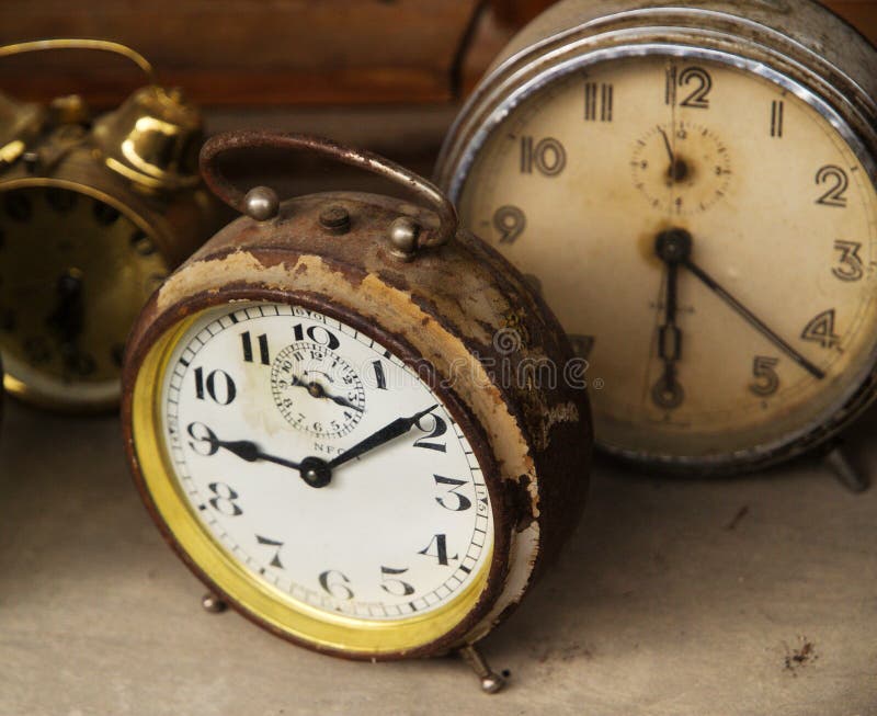 Relojes de alarma viejos foto de archivo Relojes de alarma viejos foto de archivo