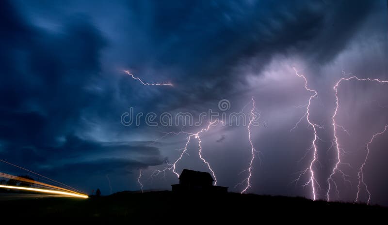 Relámpago de Saskatchewan de las nubes de tormenta foto de archivo libre de regalías Relámpago de Saskatchewan de las nubes de tormenta foto de archivo libre de regalías