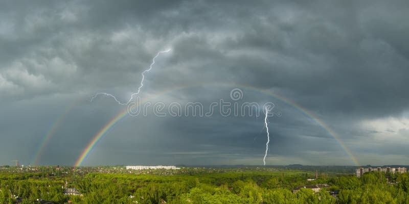Relámpago y un arco iris fotos de archivo Relámpago y un arco iris fotos de archivo