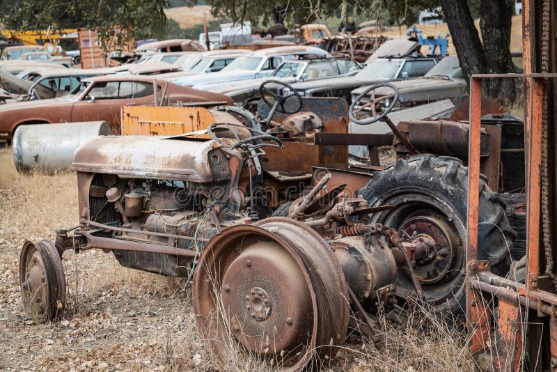 Relíquias Ole Trator do Junker & sucata foto de stock Relíquias Ole Trator do Junker & sucata foto de stock