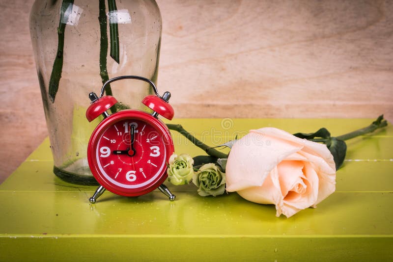 Download Relógio e flor cor-de-rosa imagem de stock. Imagem de nota - 65580875