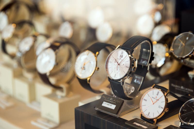Relógios do luxo para a venda na exposição da janela da loja imagem de stock Relógios do luxo para a venda na exposição da janela da loja imagem de stock