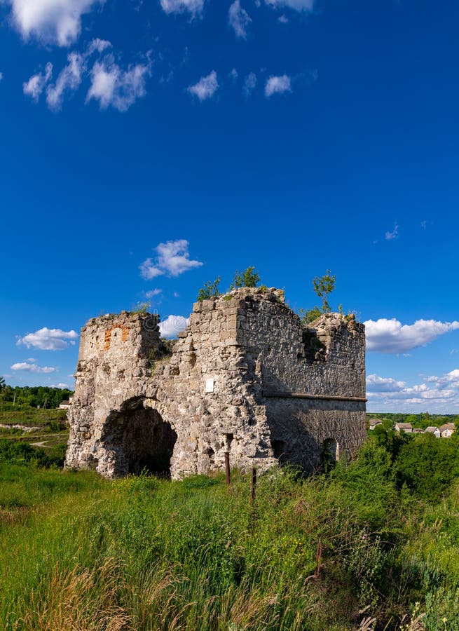 Zvyšky a ruiny starého hradu v Európe. Dedičstvo UNESCO v ukrajinskej dedine Sutkivtsi