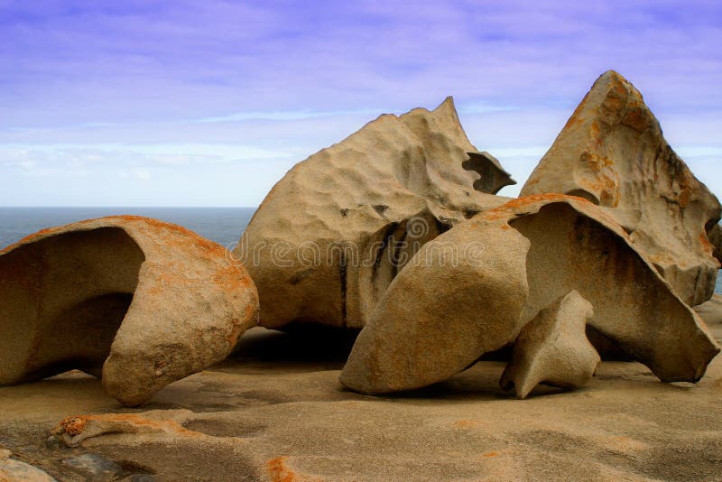 Oscuridad conjuntos en sobre el nublado sobre el notable rocas grupo de la roca formación conformado de acuerdo erosión de anos de arena surfear golpeando es un.