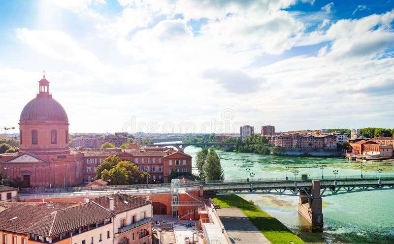 Remblai de rivière de la Garonne au jour ensoleillé, Toulouse photographie stock libre de droits Remblai de rivière de la Garonne au jour ensoleillé, Toulouse photographie stock libre de droits