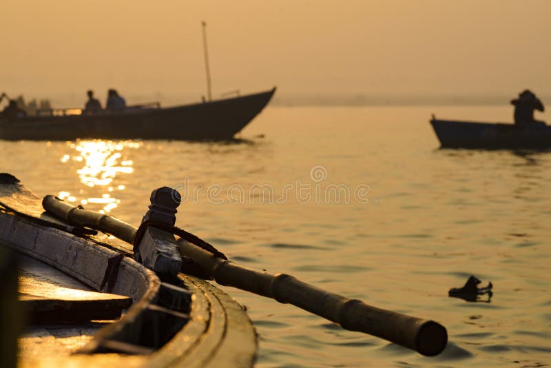 Reme ao barco no grupo de Varanasi India imagens de stock Reme ao barco no grupo de Varanasi India imagens de stock