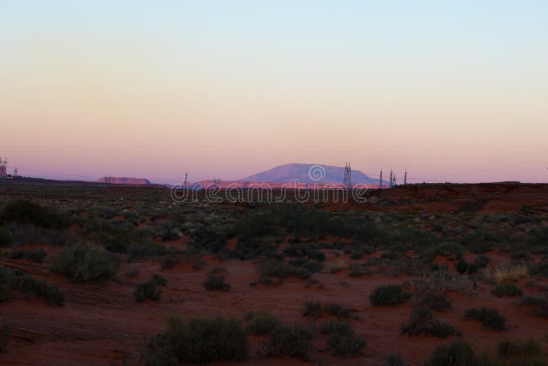Remendos dispersados dos arbustos no deserto do Arizona em torno da curvatura em ferradura, página, o Arizona foto de stock Remendos dispersados dos arbustos no deserto do Arizona em torno da curvatura em ferradura, página, o Arizona foto de stock