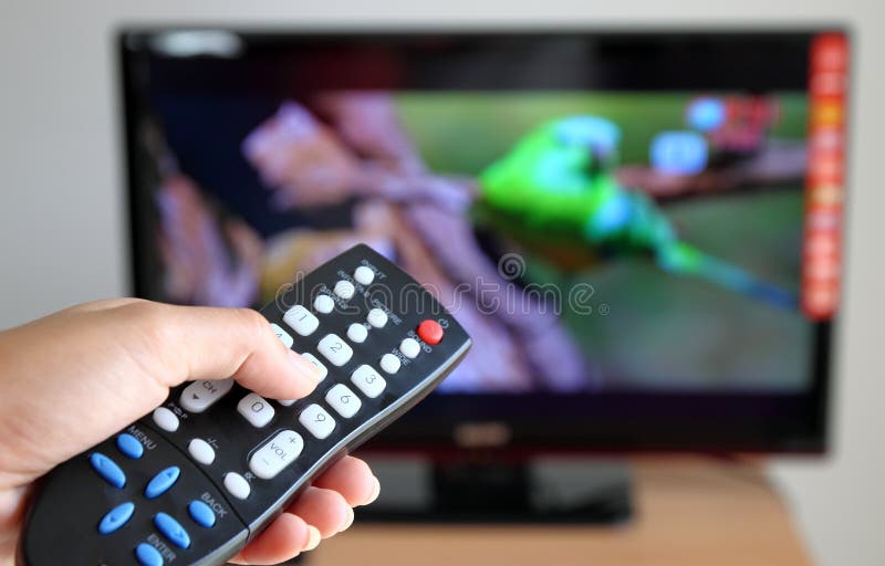 Remettez diriger une TV à télécommande vers le télé- image stock Remettez diriger une TV à télécommande vers le télé- image stock
